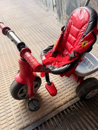 Triciclo Rojo Ferrari
