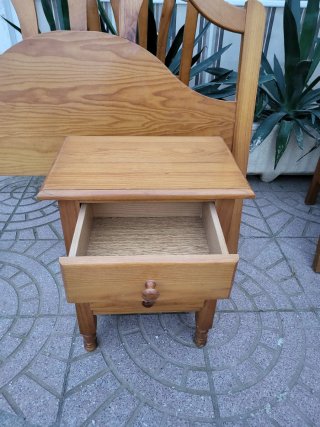Cabezales y mesitas de noche de madera