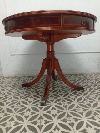 Mesa redonda de madera y piel