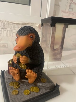 Figura Niffler con monete