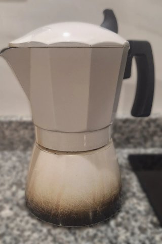 Cafetera Blanca y negra por debajo diseño unico