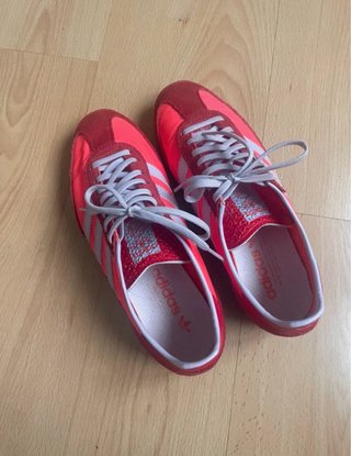 Zapatillas Adidas rosas y rojas
