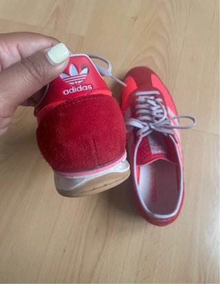 Zapatillas Adidas rosas y rojas