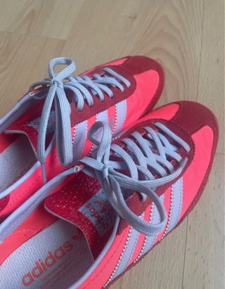 Zapatillas Adidas rosas y rojas
