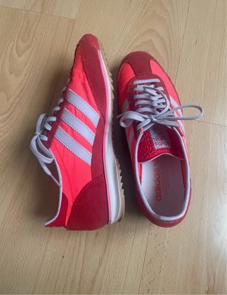 Zapatillas Adidas rosas y rojas