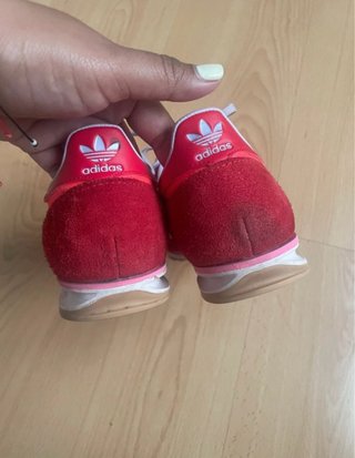 Zapatillas Adidas rosas y rojas