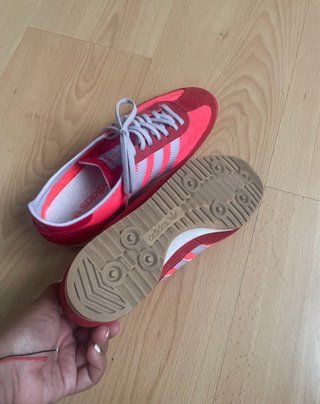 Zapatillas Adidas rosas y rojas