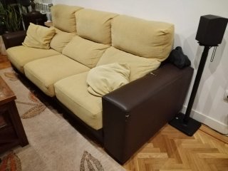 Urge. Antes del miércoles. Sofá 3 plazas amarillo