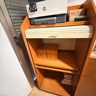 Escritorio antiguo con persiana