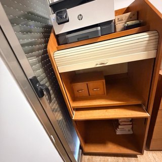 Escritorio antiguo con persiana