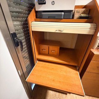 Escritorio antiguo con persiana