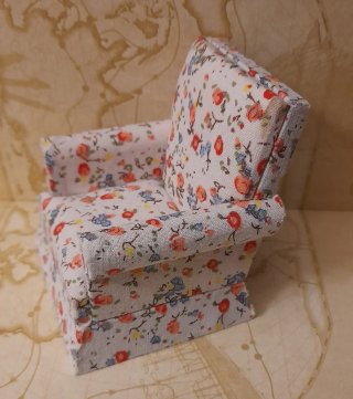 Poltrona in miniatura con stampa floreale per case delle bambole