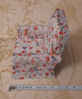 Poltrona in miniatura con stampa floreale per case delle bambole
