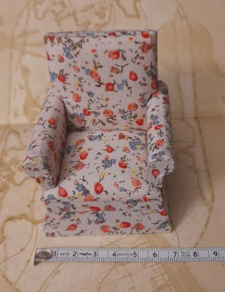 Poltrona in miniatura con stampa floreale per case delle bambole