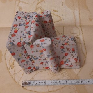 Poltrona in miniatura con stampa floreale per case delle bambole