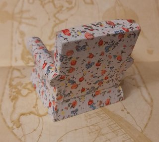Poltrona in miniatura con stampa floreale per case delle bambole