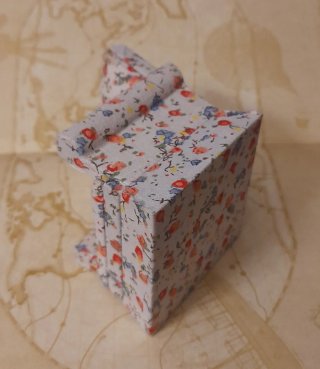 Poltrona in miniatura con stampa floreale per case delle bambole
