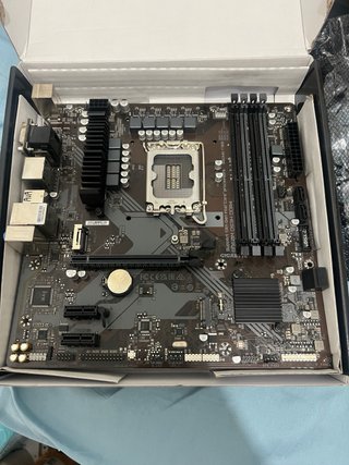 Gigabyte B760M DS3H DDR4 Placa Base
