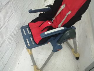 Silla de bebé alta roja y negra