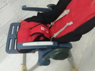 Silla de bebé alta roja y negra