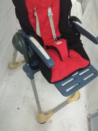 Silla de bebé alta roja y negra