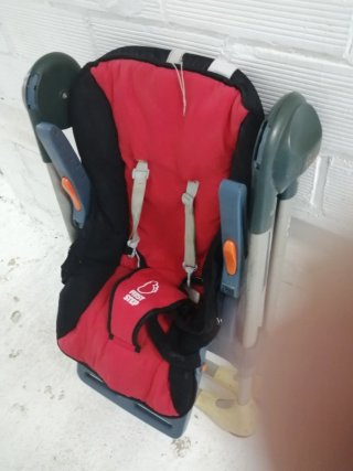 Silla de bebé alta roja y negra