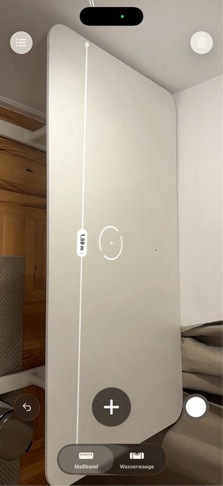Escritorio blanco y plateado