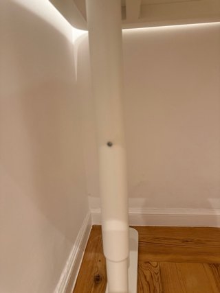 Escritorio blanco y plateado