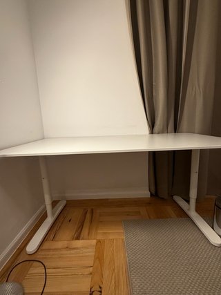 Escritorio blanco y plateado