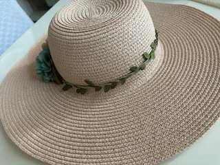 Cappello di paglia con fiori beige e verdi