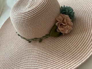 Cappello di paglia con fiori beige e verdi