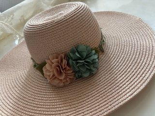 Cappello di paglia con fiori beige e verdi