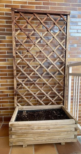 Jardinera de madera con celosía