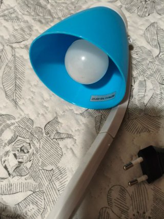 Lampada da tavolo blu e bianca