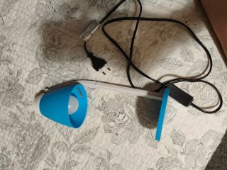 Lampada da tavolo blu e bianca