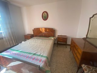Habitación completa: Cama, mesitas y tocador