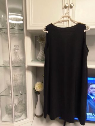 Vestido negro con escote V y detalles dorados