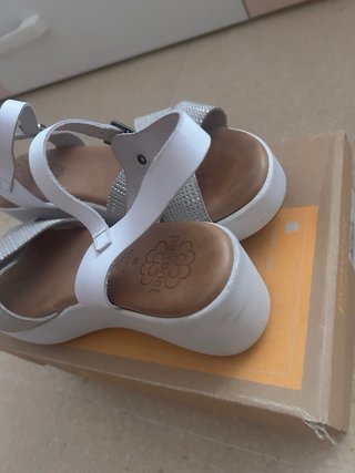 Sandalias Blancas y Plateadas