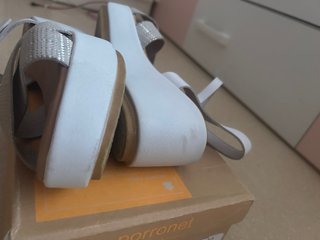 Sandalias Blancas y Plateadas