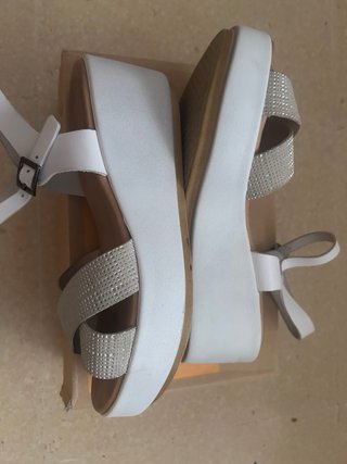 Sandalias Blancas y Plateadas