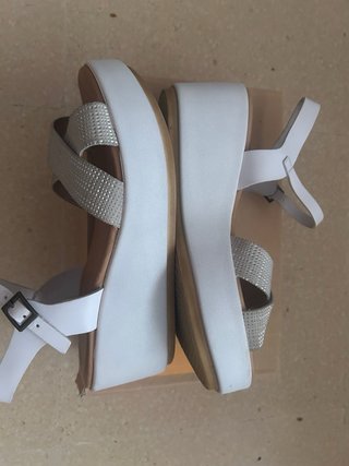 Sandalias Blancas y Plateadas