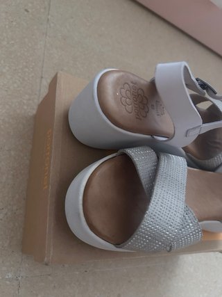 Sandalias Blancas y Plateadas