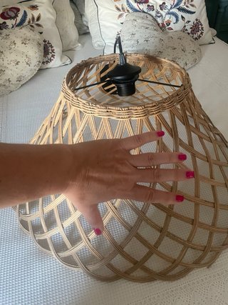 Lámpara de mimbre tejida