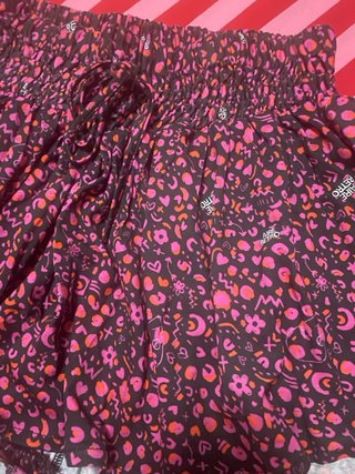 Pantalón corto estampado negro y rosa