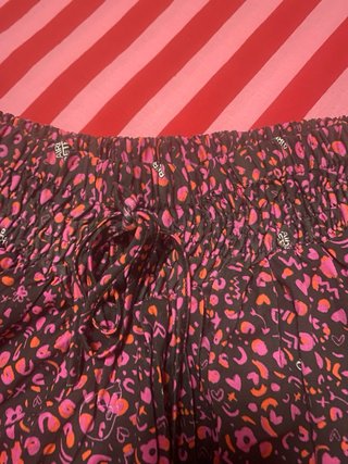 Pantalón corto estampado negro y rosa