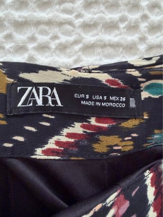 Falda Zara Estampada Flores Negra