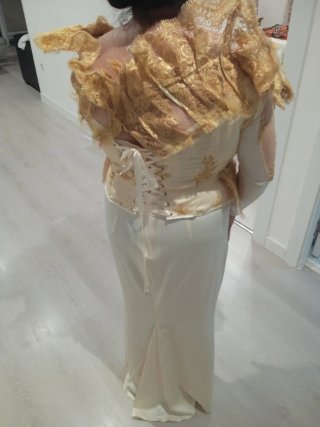 Vestido de fiesta dorado y blanco con pamela