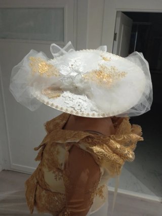 Vestido de fiesta dorado y blanco con pamela