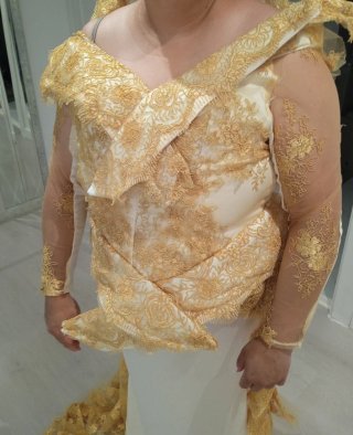 Vestido de fiesta dorado y blanco con pamela