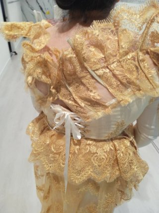 Vestido de fiesta dorado y blanco con pamela
